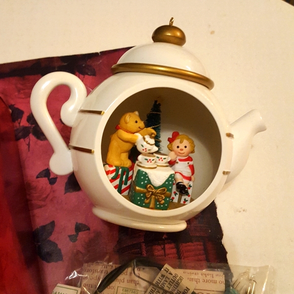 Vintage 1997 Hallmark Keepsake Teapot Ornament - Picture 5 of 6